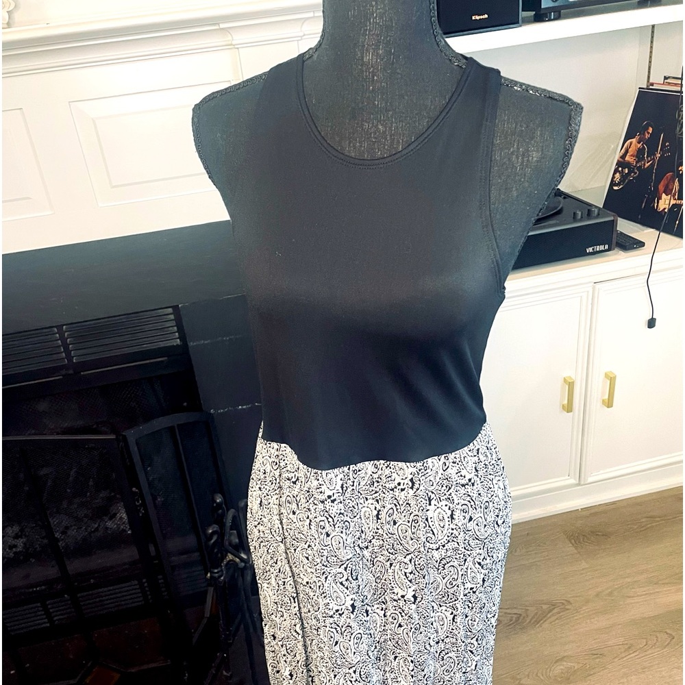 Cute and light Loft outlet Maxi dress. Black top, black & white pattern on skirt